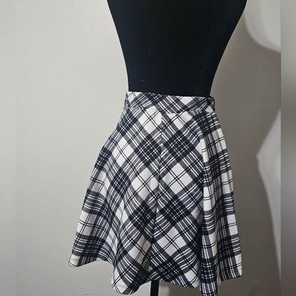 Rue21 Black and White Plaid Skater Skirt - Picture 2 of 5